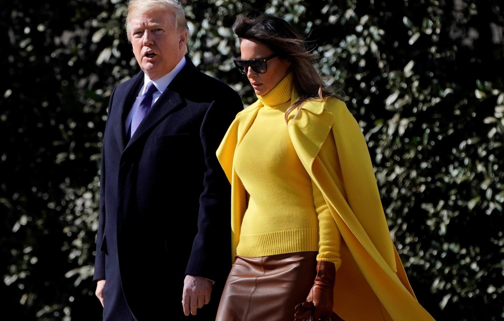 Melania uvijek nosi kaput prebačen preko ramena, a postoji i teorija zašto to radi. O napetim odnosima američkog predsjednika Donalda Trumpa i njegove supruge Melanije piše se otkako je par došao u Bijelu kuću. 