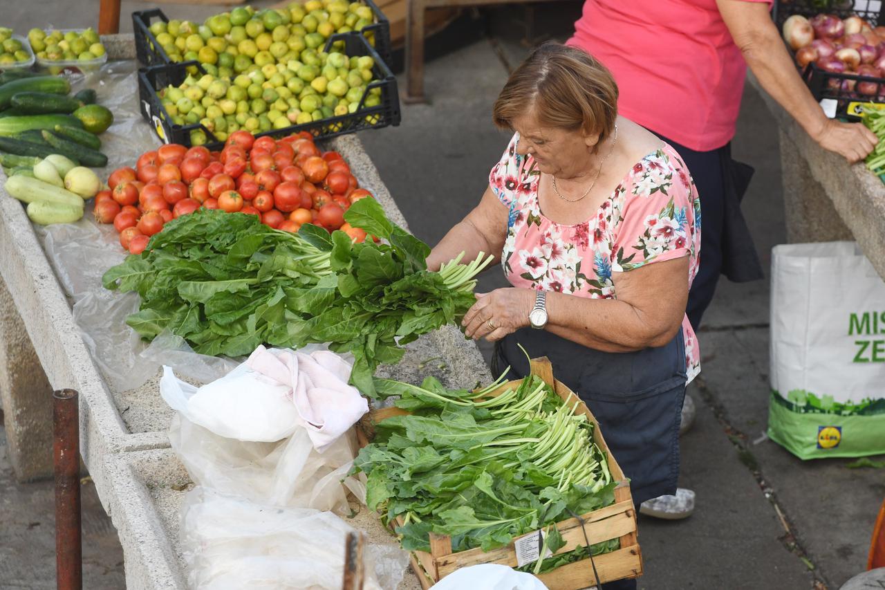 Šibenik: Bogata ponuda voća i povrća na gradskoj tržnici