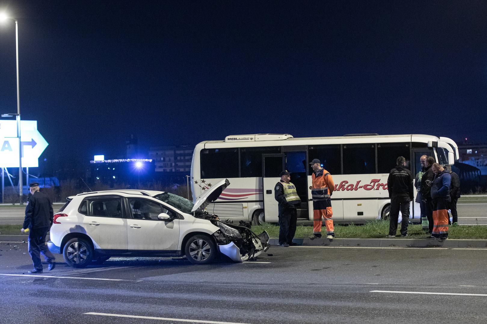 U prometnoj nesreći na Slavonskoj aveniji 106  sudjelovali su autobus i osobni automobil.