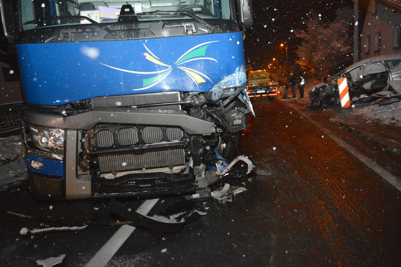 Bjelovar: U stravičnoj prometnoj nesreći automobil se izravno zabio u tegljač