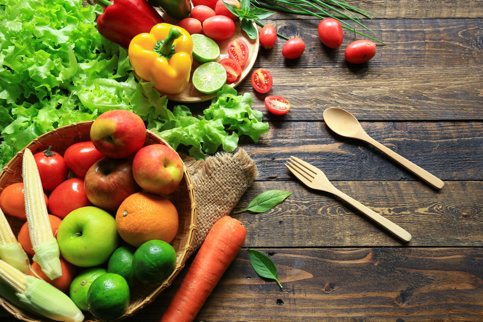 Ako nemate svoj vrt ili voćnjak ili nemate priliku jesti organske namirnice, zasigurno vam je već debelo u navici svaki komad voća ili povrća dobro oprati kako biste isprali pesticide. 