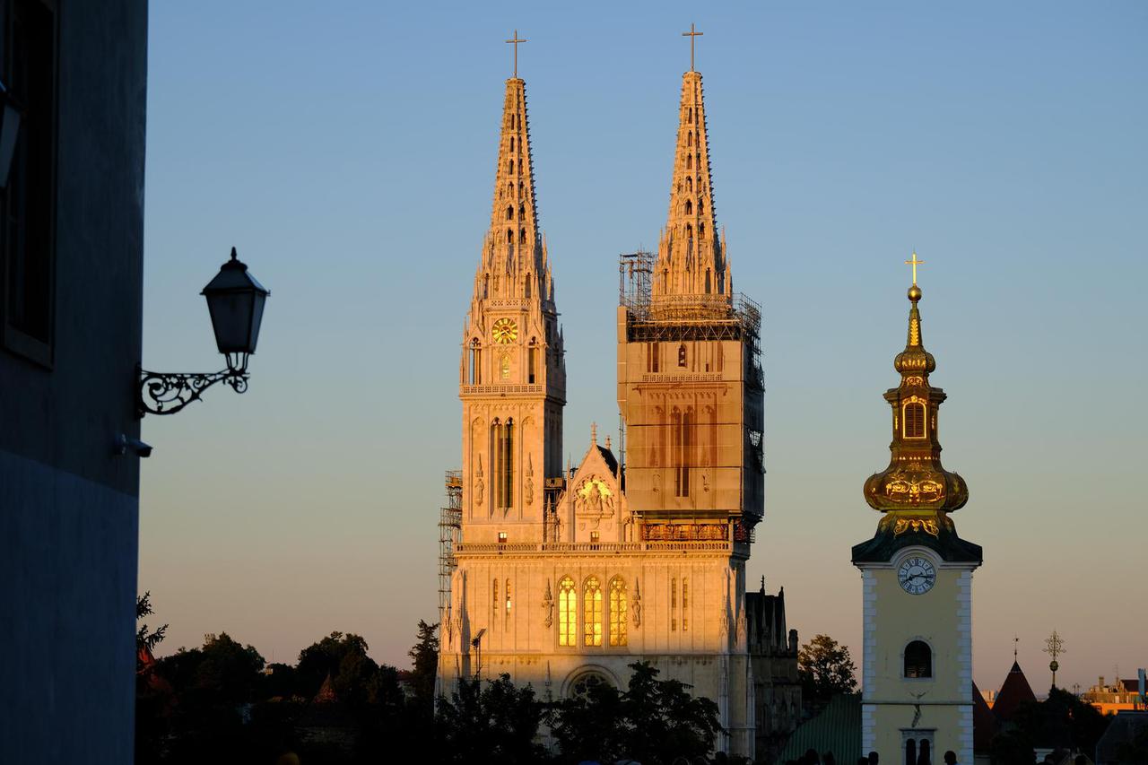 Zalazak sunca prekrasnim je bojama obasjao zagrebačku katedralu
