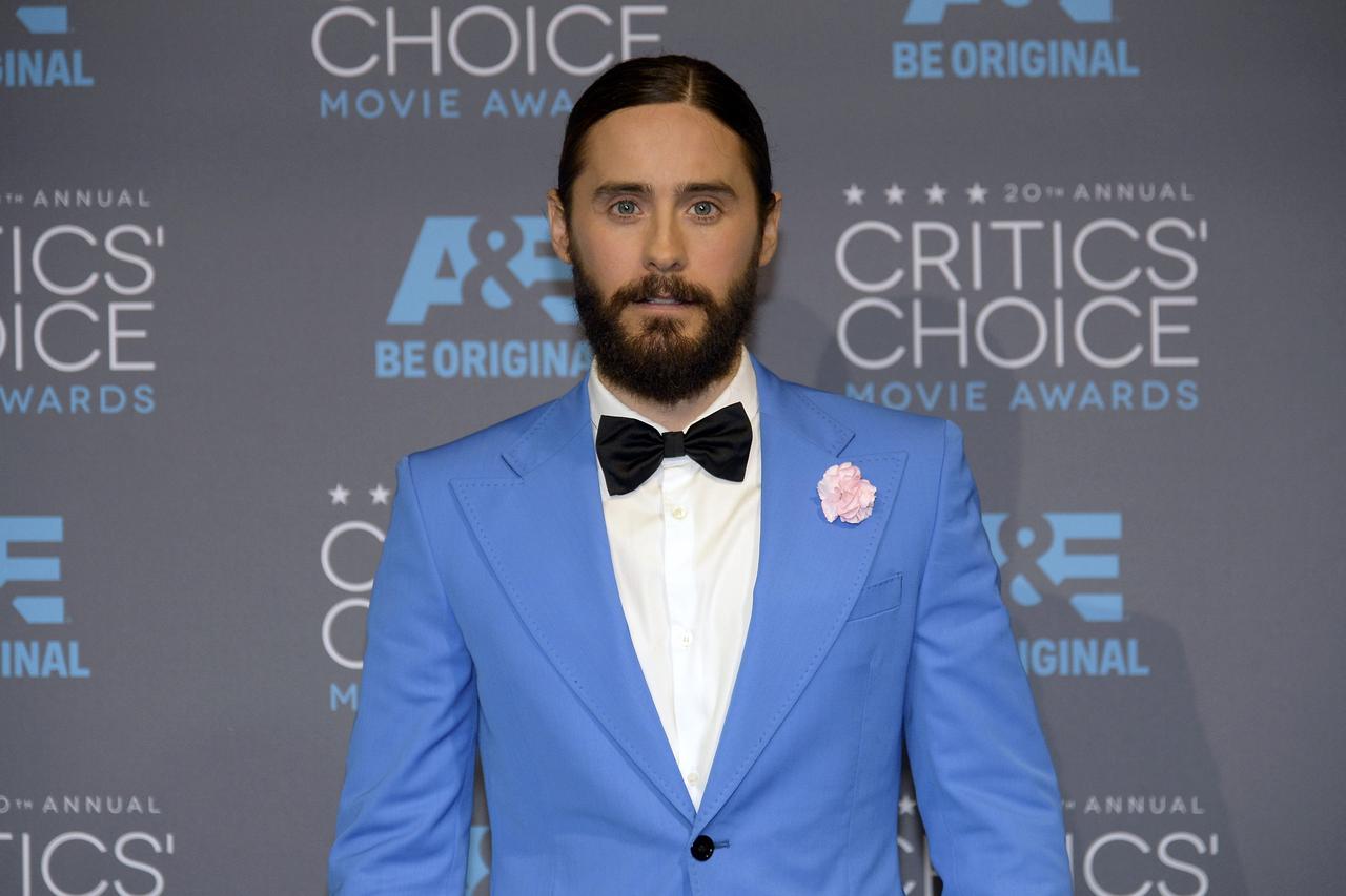 Actor Jared Leto poses backstage during the 20th Annual Critics' Choice Movie Awards in Los Angeles, California January 15, 2015.  REUTERS/Kevork Djansezian  (UNITED STATES - Tags: ENTERTAINMENT)(CRITICSCHOICE-BACKSTAGE)