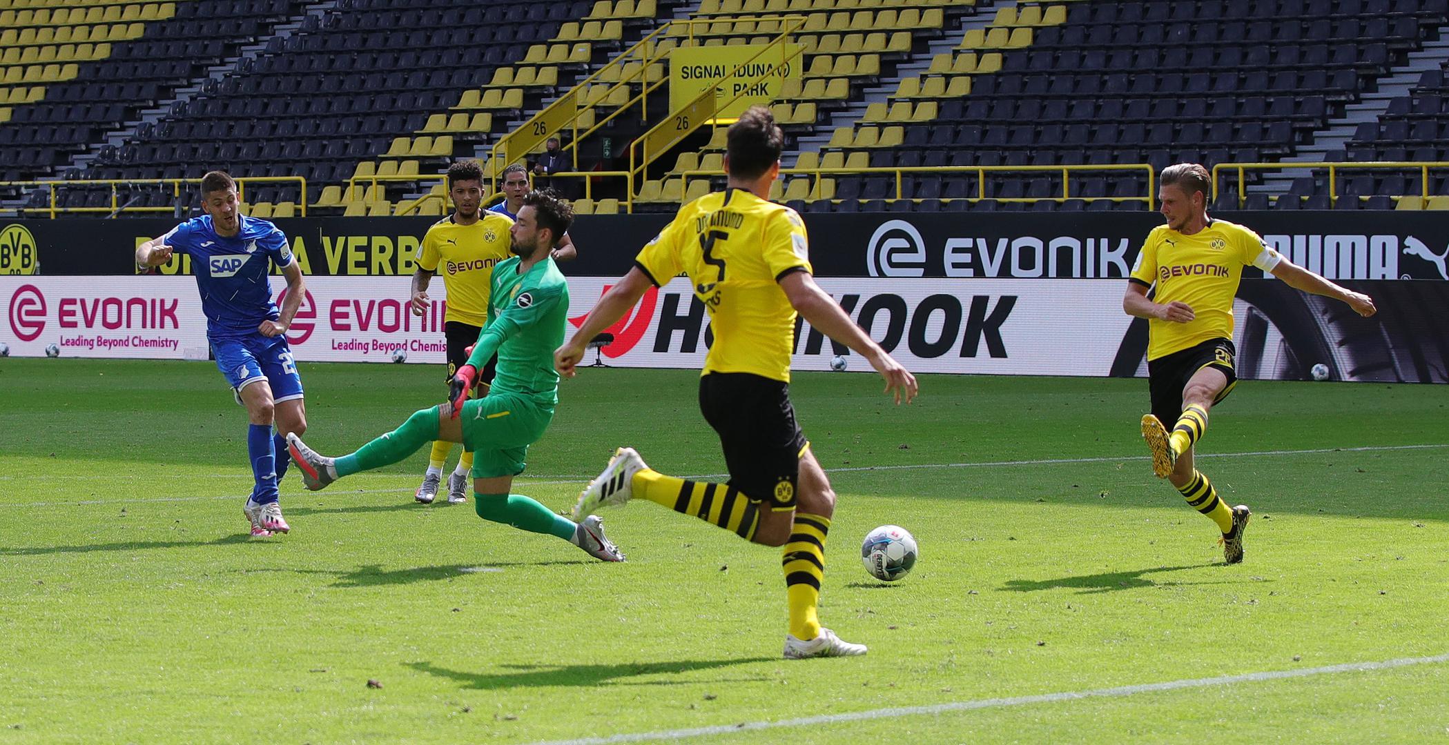 Naime, postao je prvi igrač u povijesti Bundeslige koji je u Dortmundu zabio četiri gola za gostujuću momčad