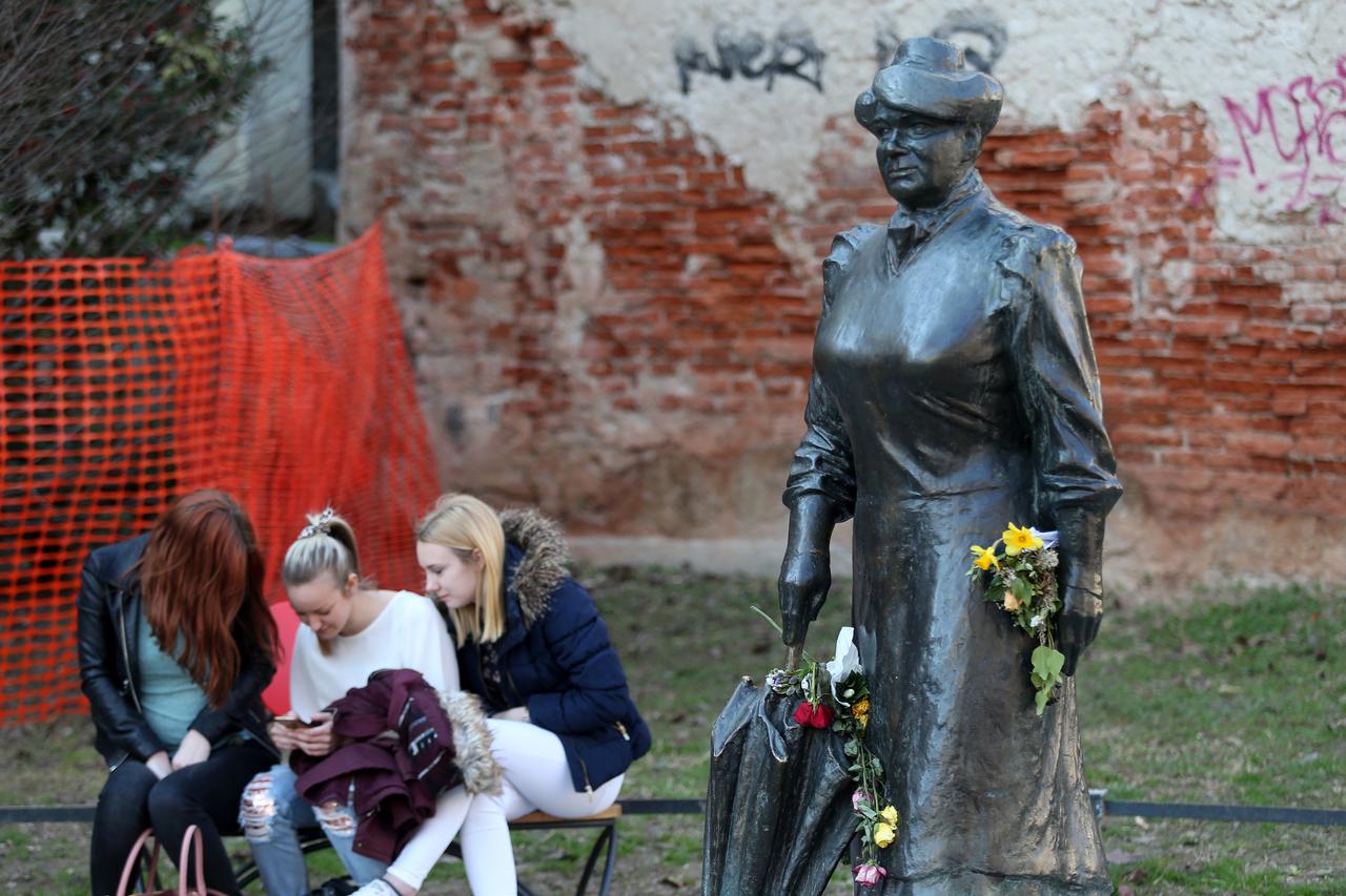 Zagreb: I Zagorka dobila cvije?e povodom Dana žena