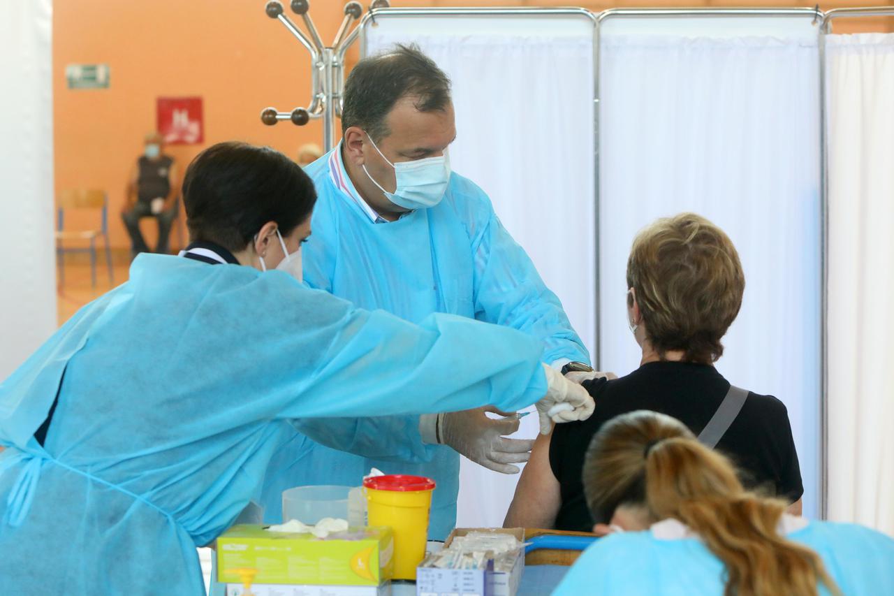 Karlovac: Ministar Beroš cijepio građane protiv koronavirusa i dao izjavu za medije