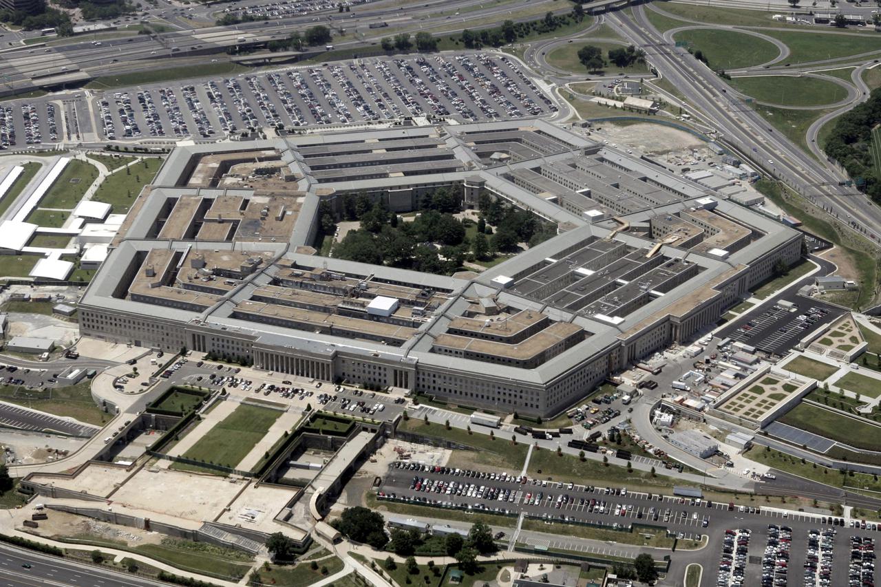 FILE PHOTO: An aerial view of the Pentagon building in Washington, June 15, 2005. [U.S. Defense Secretary Donald..