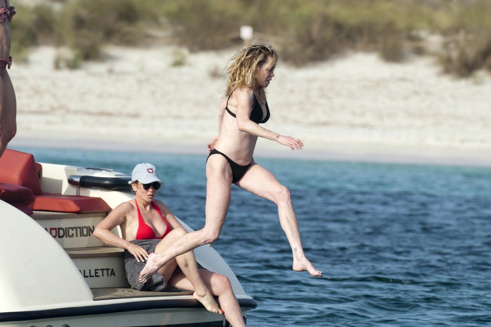  Rezultat tog vježbanja glumica je  pokazala na ljetovanju u Španjolskoj. Paparazzi su je snimili dok je skakala u more s jahte na kojoj je uživala s prijateljima.
