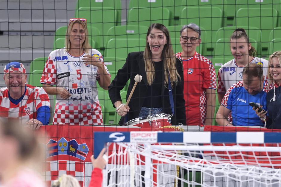 Ljubljana: Najbolja hrvatska rukometašica Ćamila Mičijević zbog ozljede Europsko prvenstvo prati s tribine kao navijačica