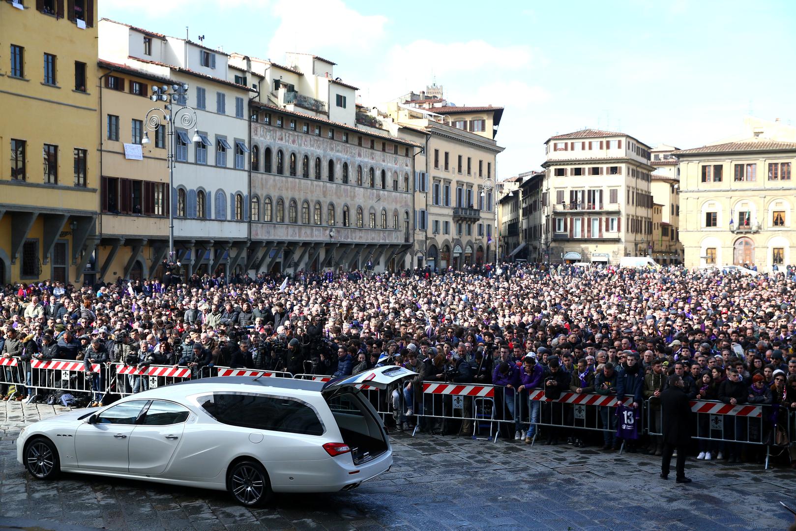 Ispred Bazilike di Santa Croce sat vremena ranije bilo je tisuću ljudi, a na kraju se sakupilo i 10.000 ljudi.

