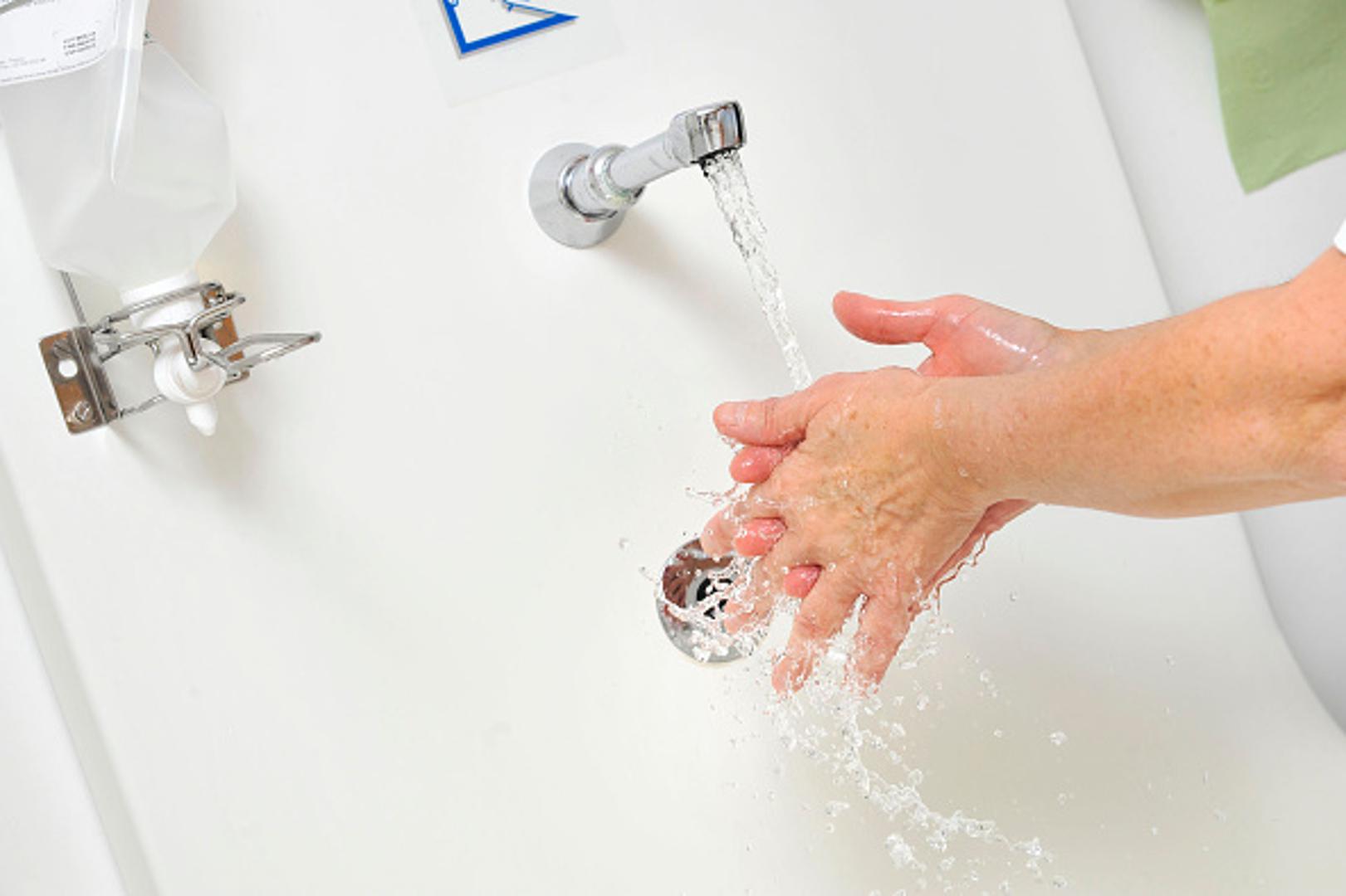 Pretjerano pranje ruku može uzrokovati isušivanje kože ruku, a tada i dobre bakterije s naše kože, koje nam inače koriste zdravlje i očuvanju imunološkog sustava, nestaju. 