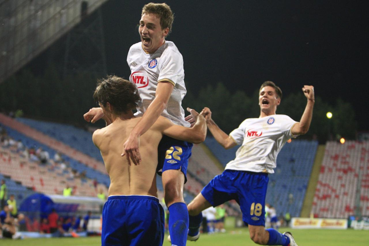\'Hajduk Split\'s Mario Maloca (C) celebrates with teammates their qualification for the European Legaue after their playoff soccer match against Unirea Urziceni in Bucharest, August 26, 2010. REUTERS