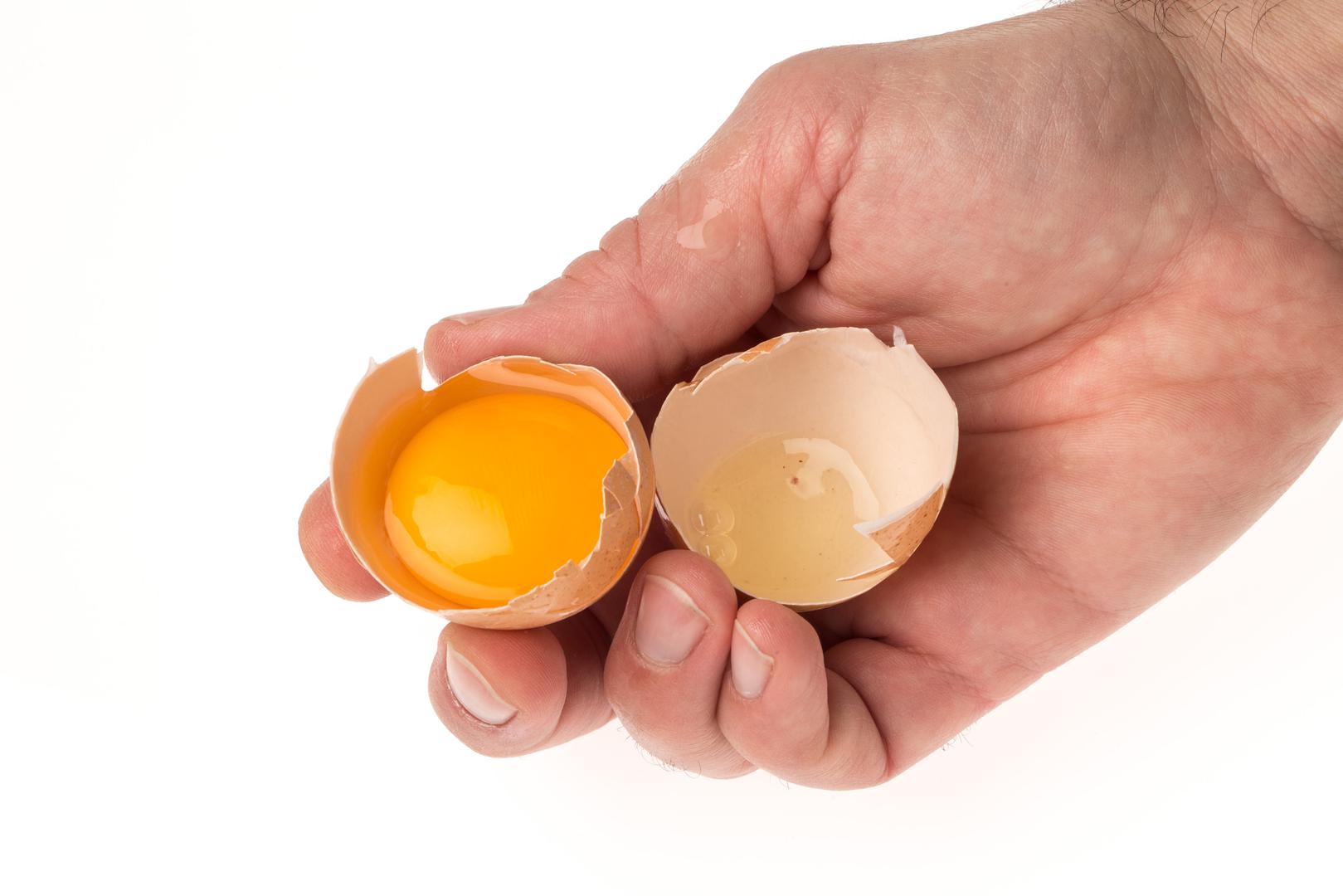 2. Dobro promućkajte jaja prije sipanja u tavu - i to u velikoj zdjeli, uz velike kružne pokrete

