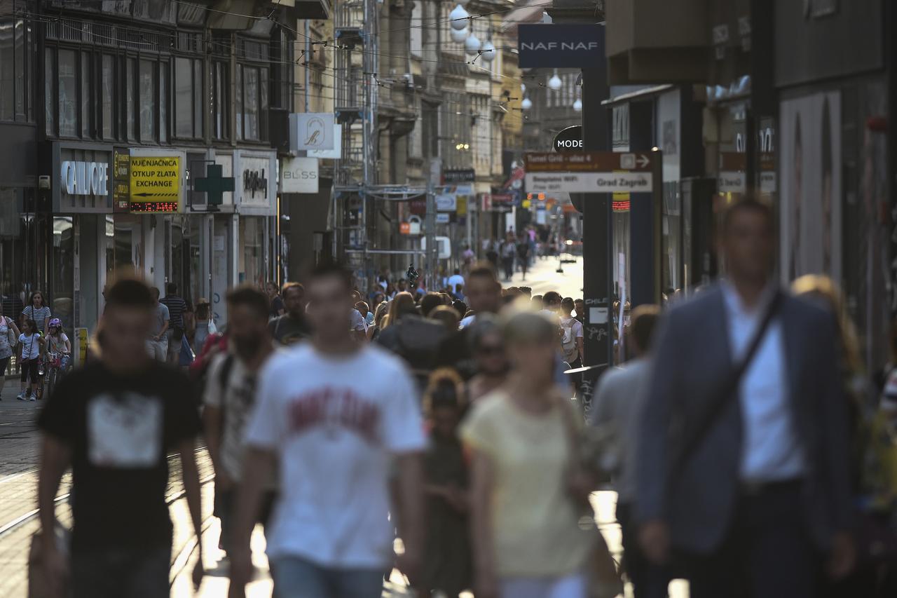 Zagreb: Unatoč naoblačenju gradske ulice u centru su pune ljudi