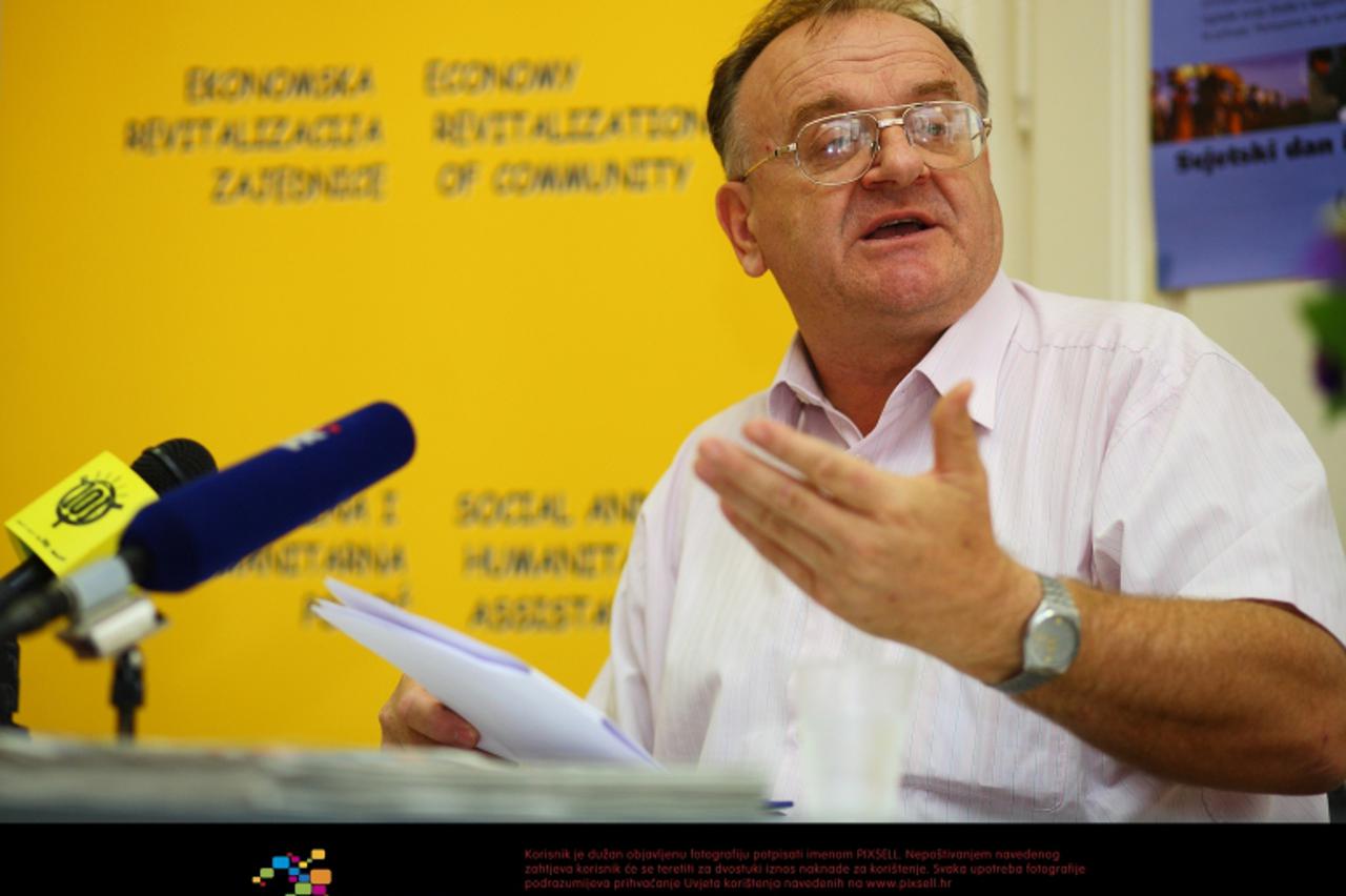 '24.07.2012., Zagreb - Veljko Dzakula, predsjednik Upravnog odbora Srpskog demokratskog foruma, na konferenciji za novinare govorio je o netransparentnosti poslovanja Srpskog narodnog vijeca.  Photo: 