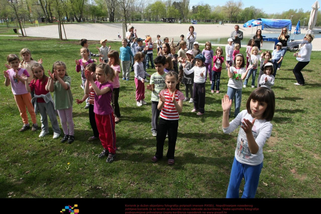 '07.04.2011., Zagreb - Gradonacelnik Milan Bandic  prosetao je s djecom iz djecjeg vrtica Suncana po Bundeku te im organizirao hot dog i sokove za rucak.PRI KORISTENJU FOTOGRAFIJE ZASTITITI IDENTITET 