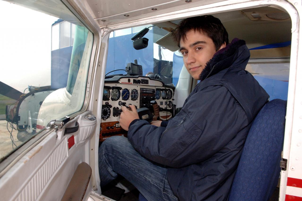 \'03.11.2010,Osijek,Sa sedamnaest godina najmladji pilot u Hrvatskoj,Kresimir Vlasic Photo: Davor Javorovic/PIXSELL\'