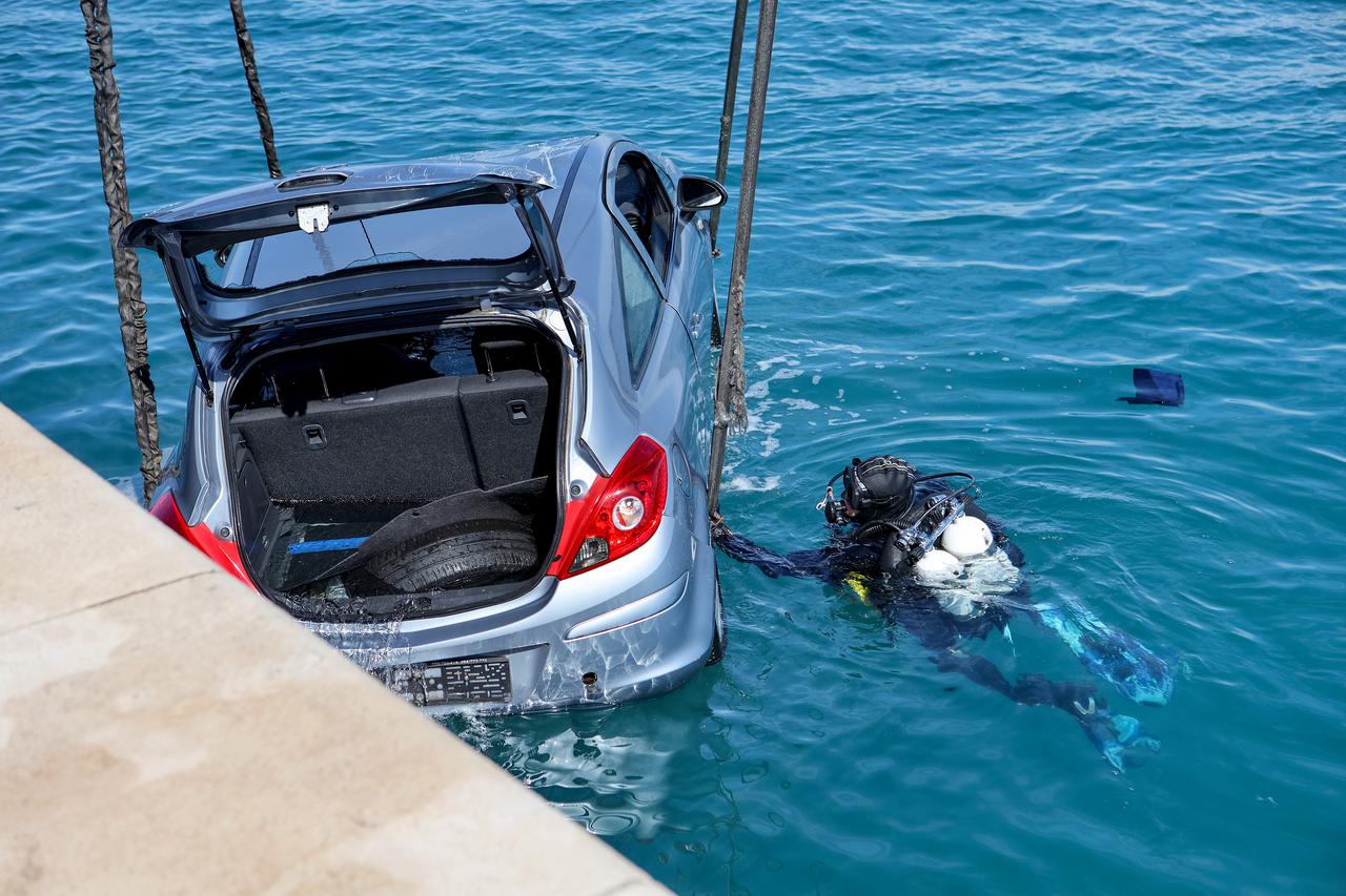 Zadar: Izvučen automobili koji je s obližnjeg parkinga 'skliznuo' u more