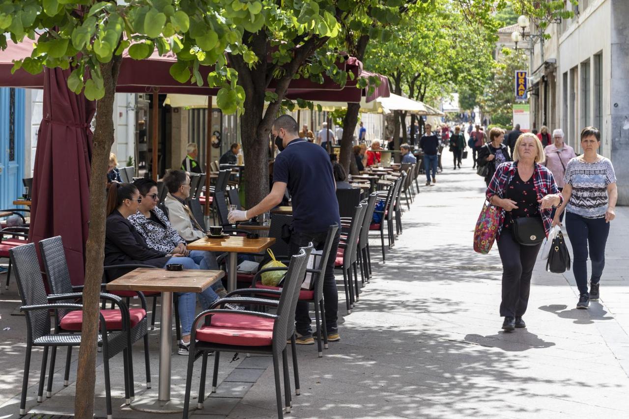 Pula: Pridržavanje preporučenih mjera na terasama kafića
