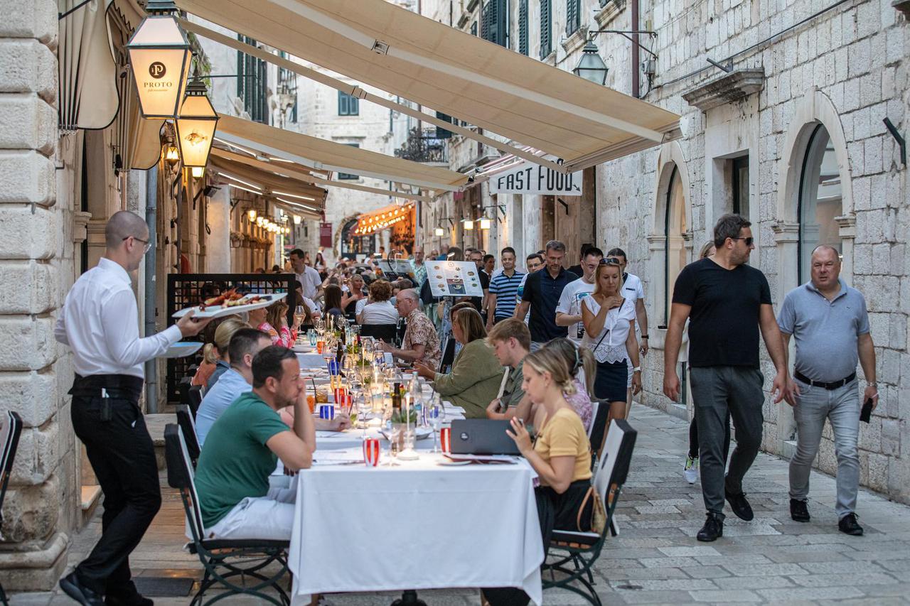 Dubrovnik: Puni restorani i kafići u gradu