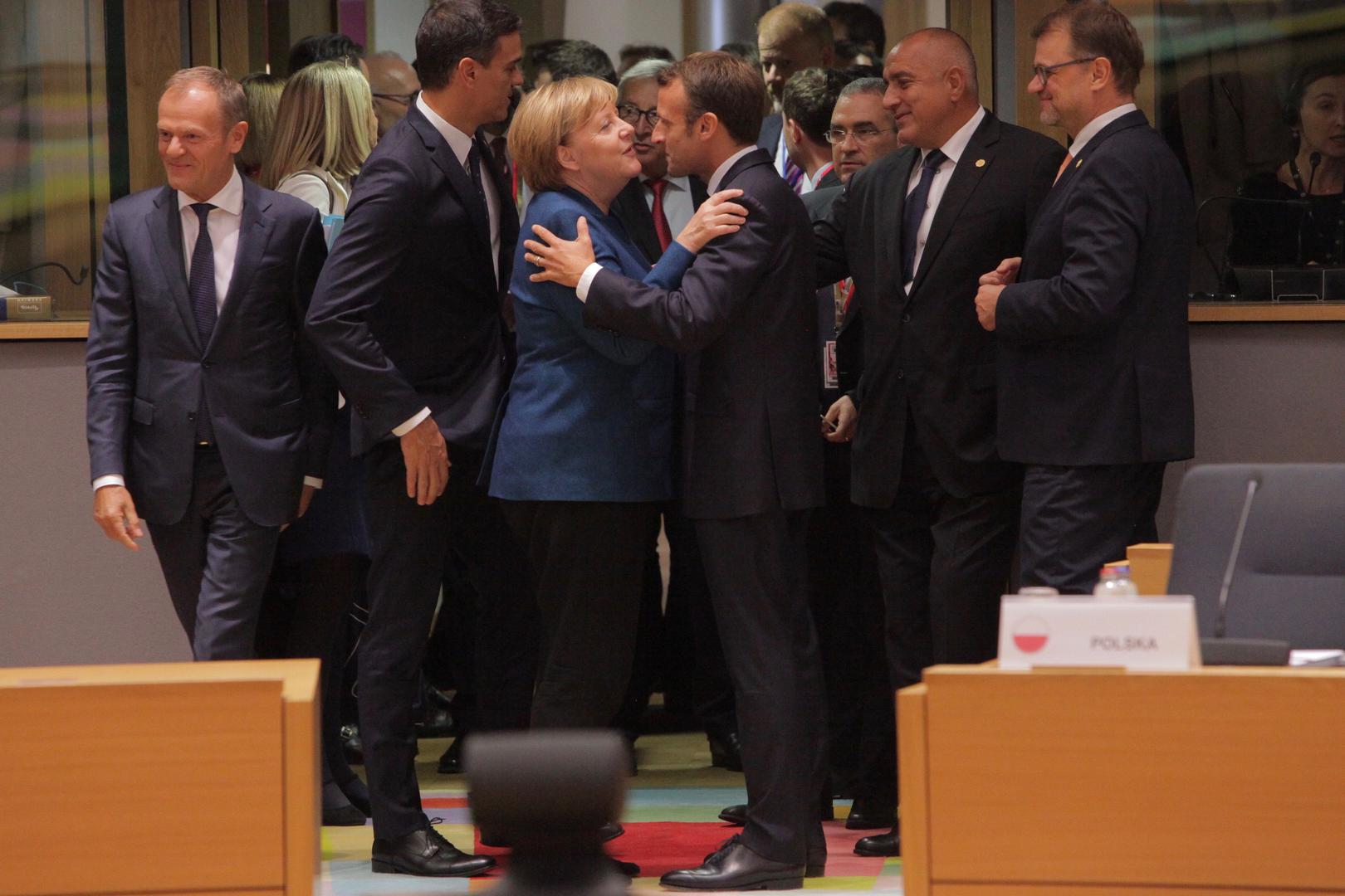 Njemačka kancelarka Angela Merkel i francuski predsjednik Emmanuel Macron pozdravljaju se na početku sastanka Europskog vijeća u Bruxellesu