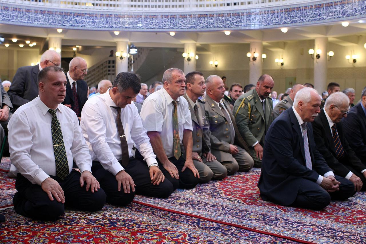 Klanjanje sabah-namaza, jutarnje molitve, u zagrebačkoj džamiji
