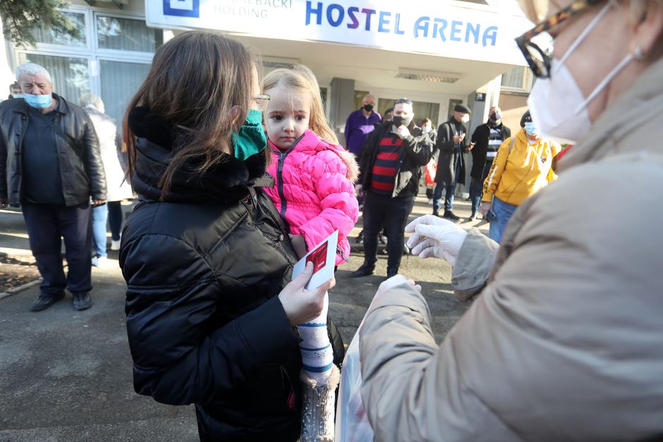 Zagreb: Zamjenica gradonačelnka uručila božićne poklone stradalima u potresu u hostelu Arena
