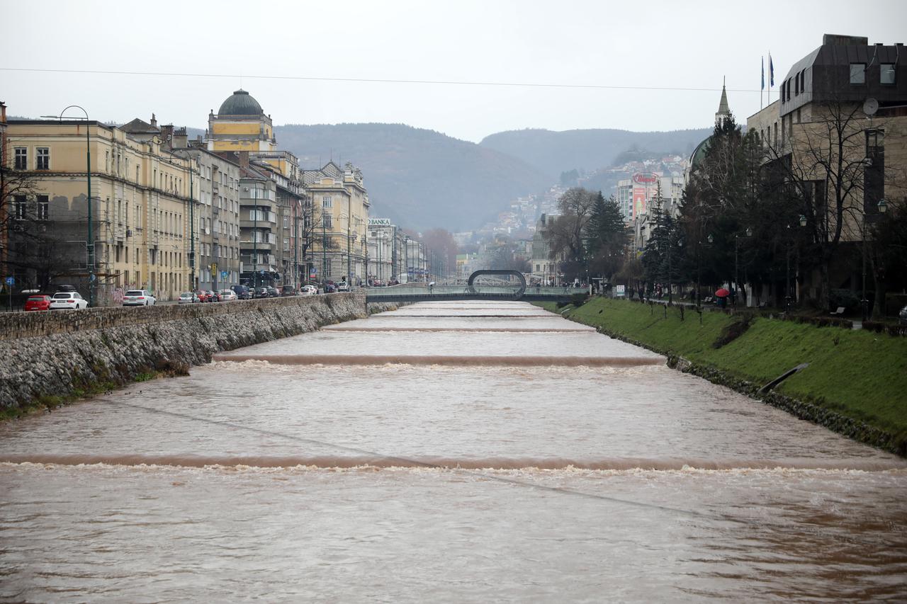Sarajevo: Nakon obilnih kiša raste vodostaj Miljacke
