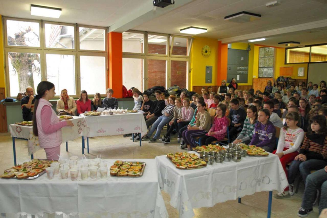 'Var \\u0096 11. 11. 2010., Radovan \\u0096 U projektu pripremanja zdrave hrane sudjelovalo je svih 170 ucenika Osnovne skole Metela Ozegovica u Radovanu  PHOTO:  Ljiljana Risek'