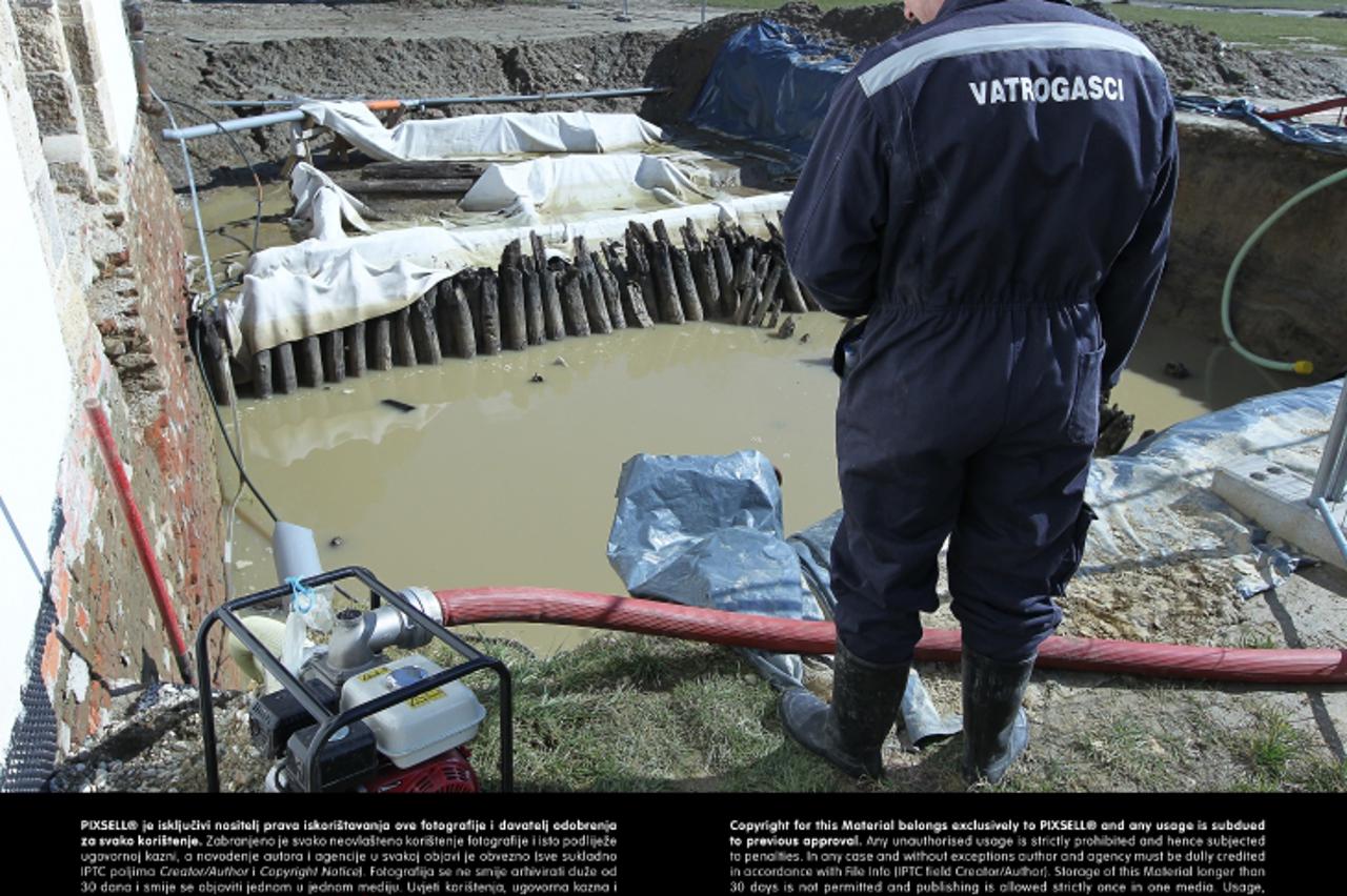 '02.03.2013., Koprivnica - Koprivnicki profesionalni vatrogasci ispumpavaju vodu iz arheoloskog nalazista ispred cajghausa, odnosno gradske oruzane, na kojem su pronadjeni ostaci mosta na ulazu u neka