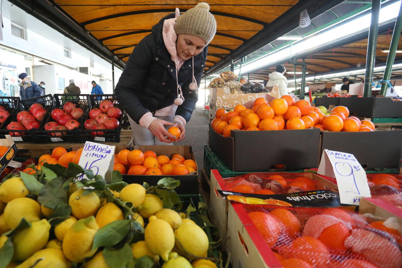 Karlovac: Građani kupuju svježe voće i povrće, kojeg na tržnici ne nedostaje