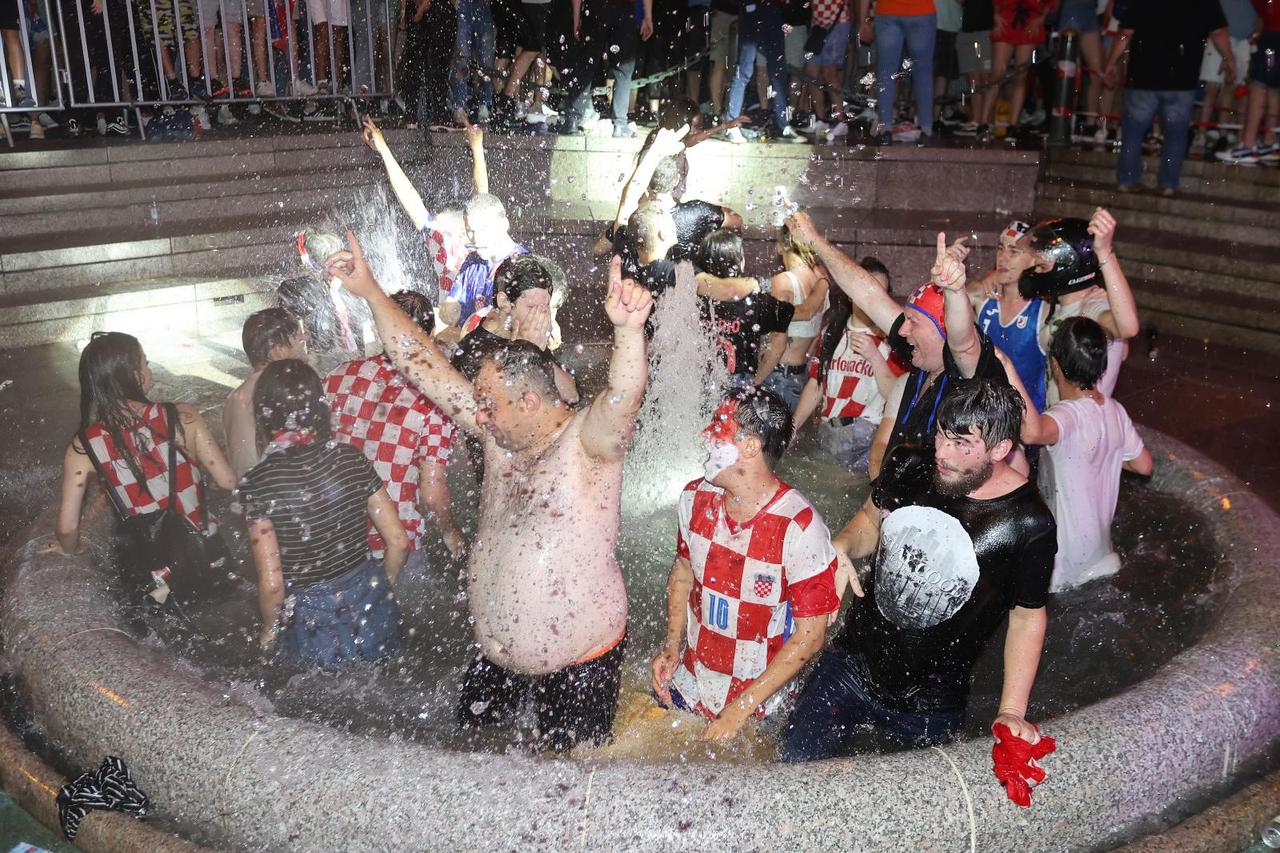 Zagreb: Nakon pobjede u Glasgowu navijači na glavnom Trgu skakali u Manduševac