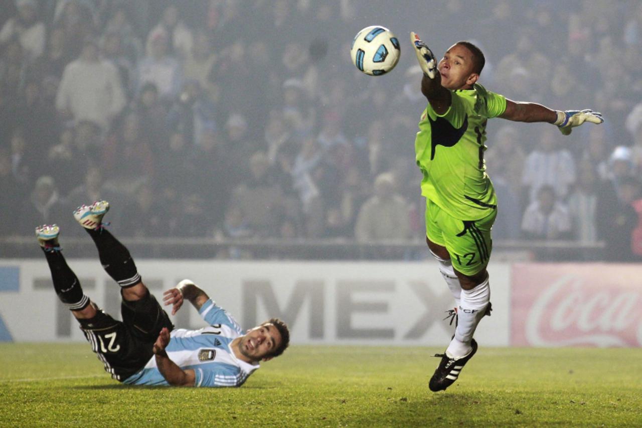'Colombia\'s goalkeeper Luis Martinez (R) watches as Argentina\'s Ezequiel Lavezzi heads the ball at the Copa America soccer tournament in Santa Fe, July 6, 2011.           REUTERS/Marcos Brindicci (A