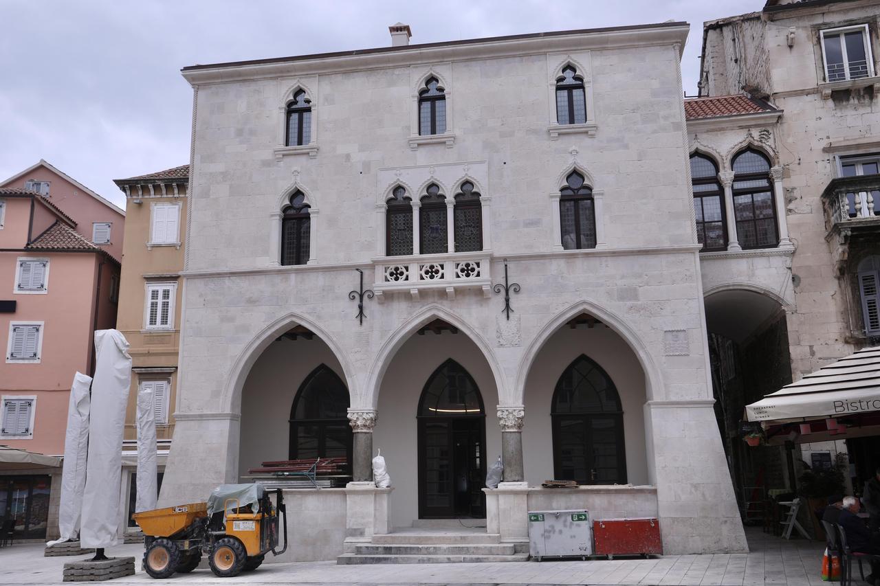 Split: Obnovljeno pročelje stare gradske vijećnice na Narodnom trgu