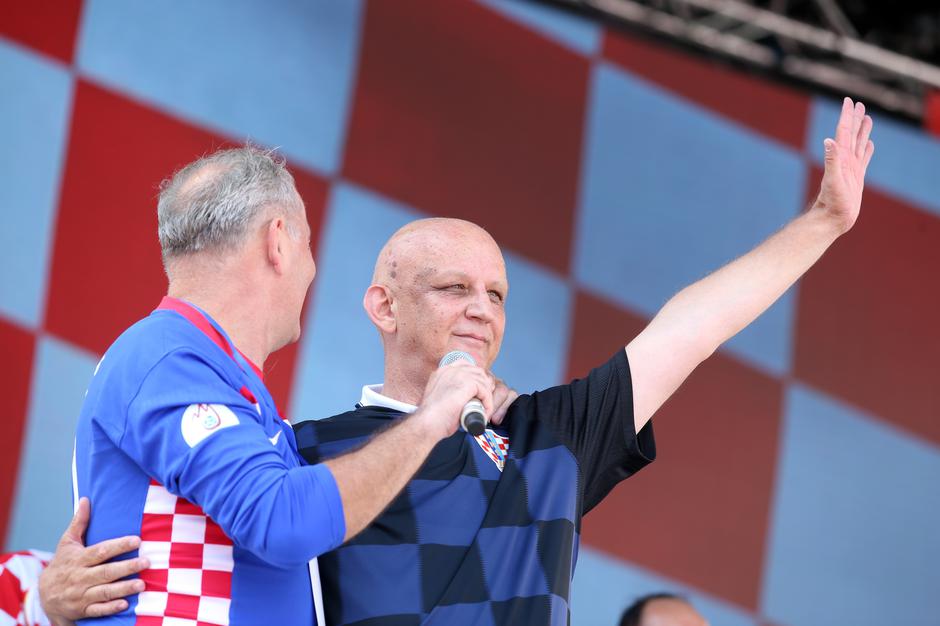Mirko Fodor i Ljubo Ćesić Rojs zabavljaju navijače na glavnom Trgu
