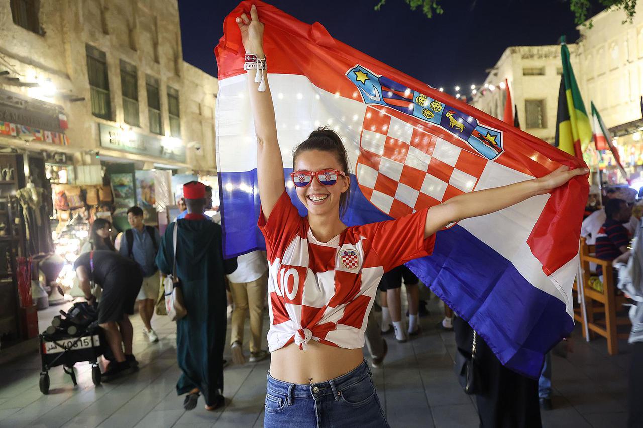 KATAR 2022 - Hrvatski navijači u sve većem broju okupljaju se na Souq Waqifu uoči sutrašnje utakmice protiv Kanade