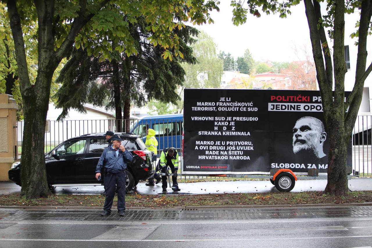 Zagreb: Ispred suda u Ilici "pauk" odvozi automobil s plakatom podrške Franciškoviću