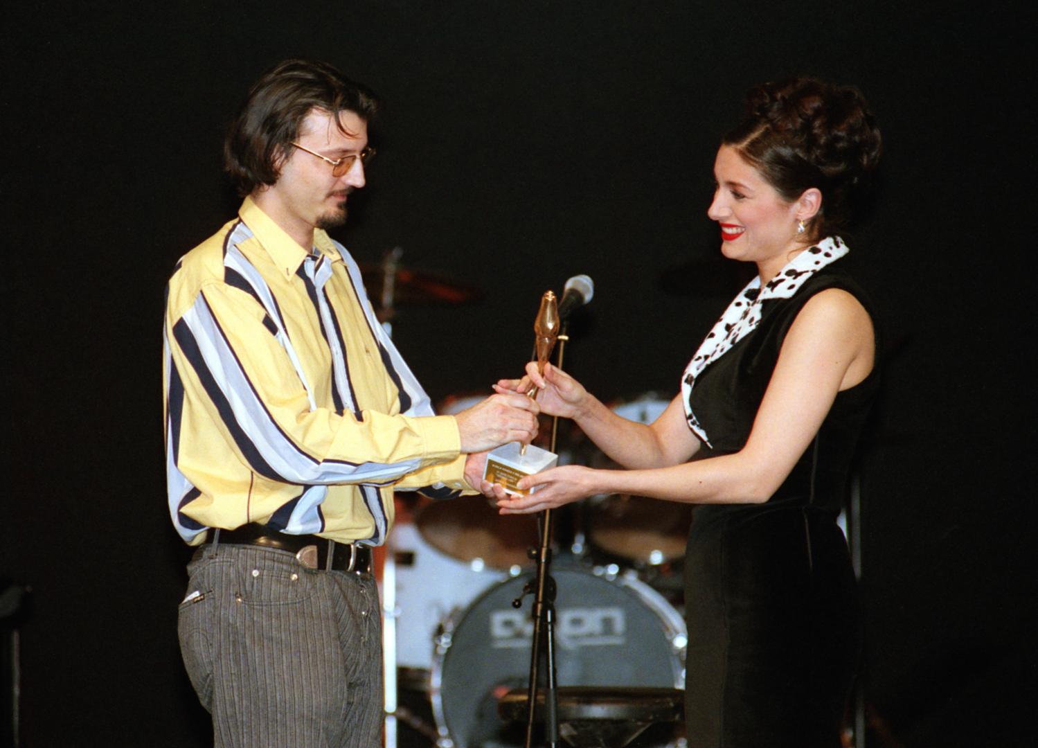 Večernjakovu Ružu za pjevačicu je 1996. godine primila glazbena diva Doris Dragović