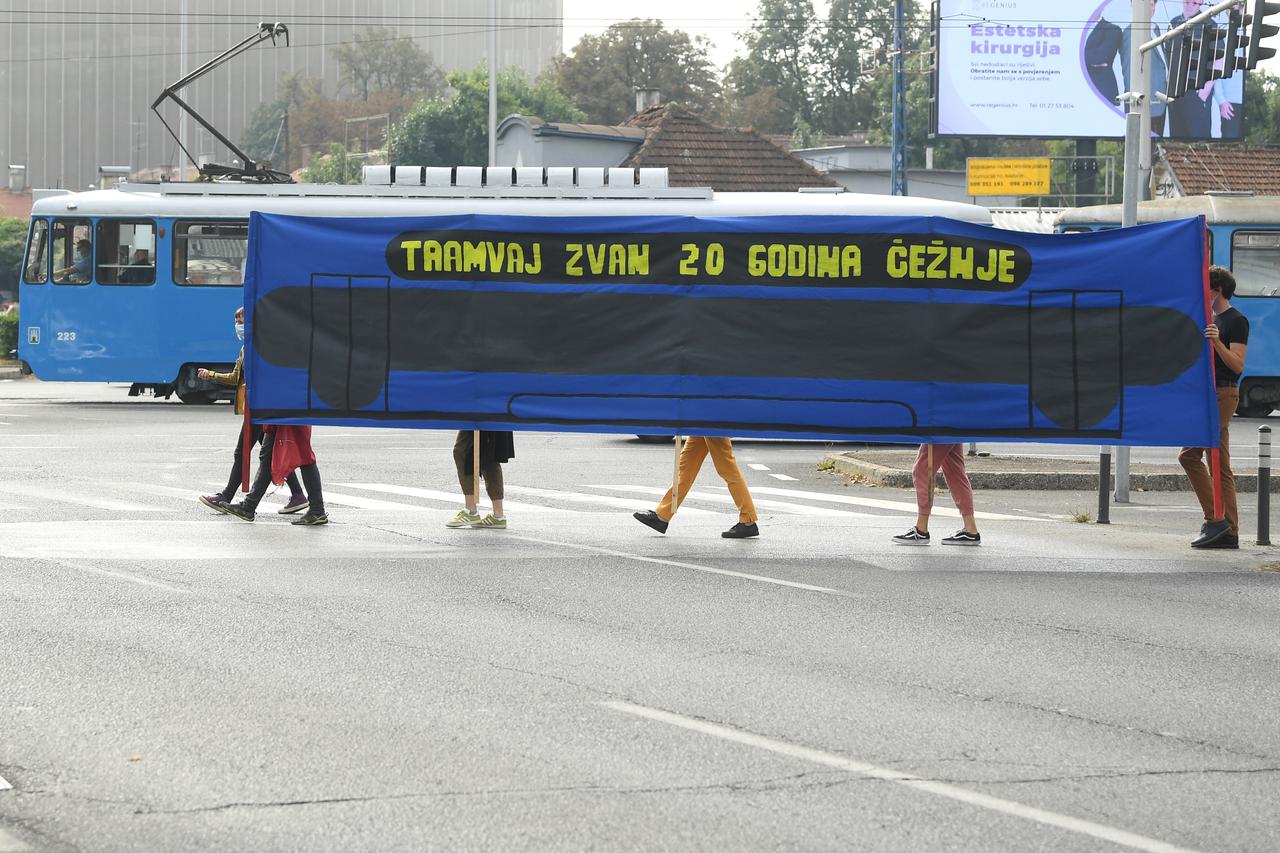 Zagreb: Zelena akcija održala performans "Tramvaj zvan 20 godina čežnje"