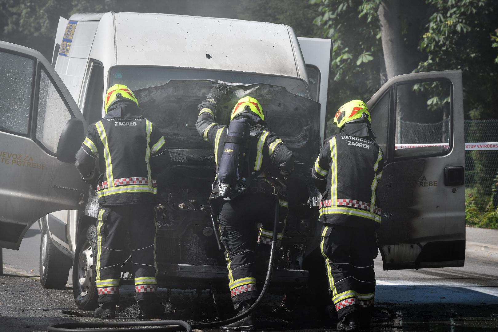 Vozilo kombija eksplodiralo je u srijedu u zagrebačkoj Hondlovoj ulici. Nitko, srećom, nije ozlijeđen u eksploziji. Vatrogasci su brzo reagirali te je vatra brzo ugašena