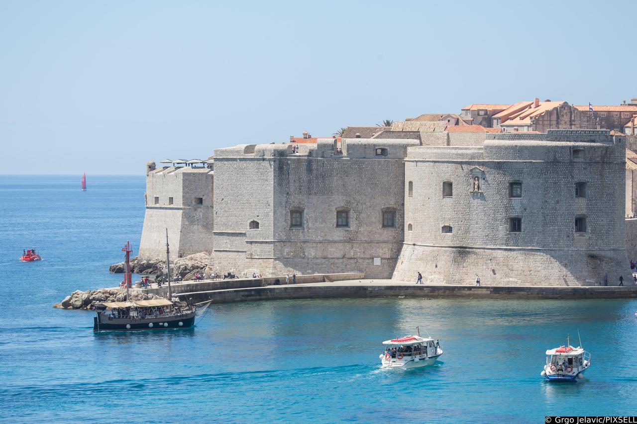 Dubrovnik: Brojni turisti uživaju u gradskim znamenitostima, ali i kupanju u moru i sunčanju
