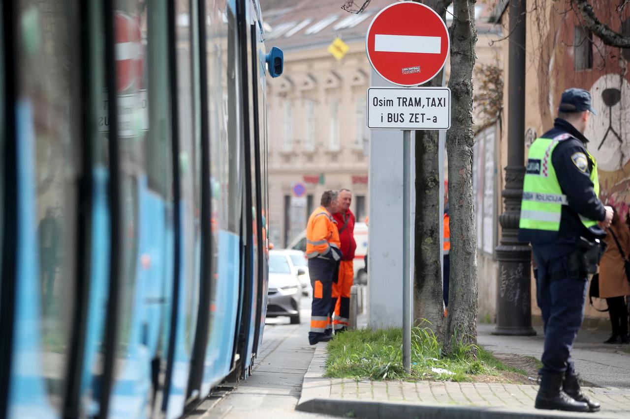 Zagreb: Tramvaj kod Langovog trga naletio na muškarca koji je prevezen u bolnicu