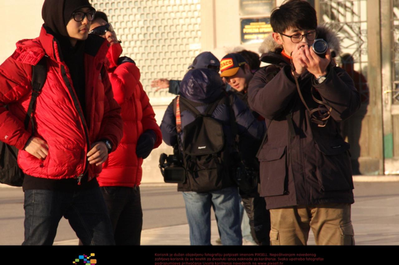 '25.12.2011., Split - Malobrojni gradjani i turisti odlucili se za setnju po rivi dok vecina gradjana Bozic provodi doma s obitelji.  Photo: Ivana Ivanovic/PIXSELL'