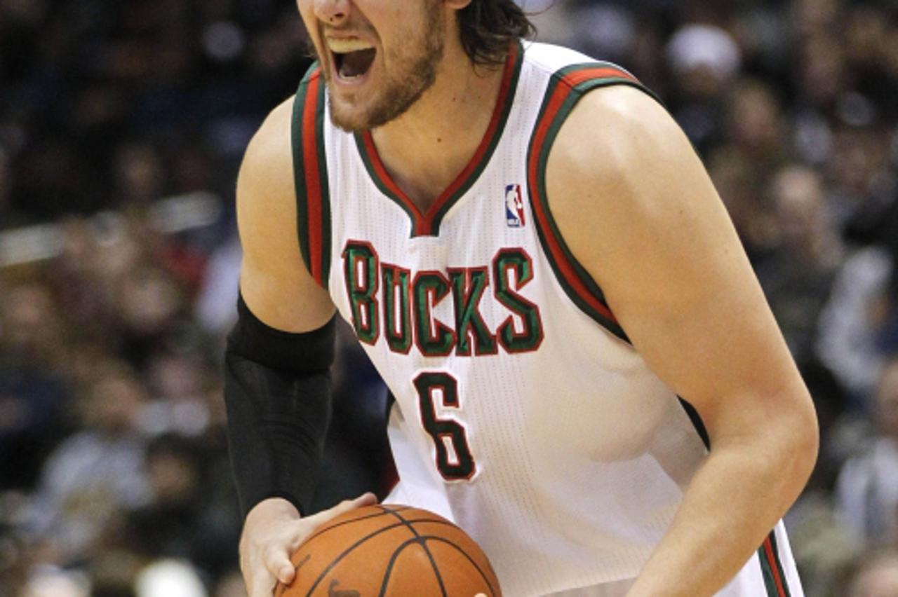'Milwaukee Bucks\' Andrew Bogut calls out a play against the New York Knicks in the second half during their NBA basketball game in Milwaukee, Wisconsin March 20, 2011.The Bucks beat the Knicks 100-95