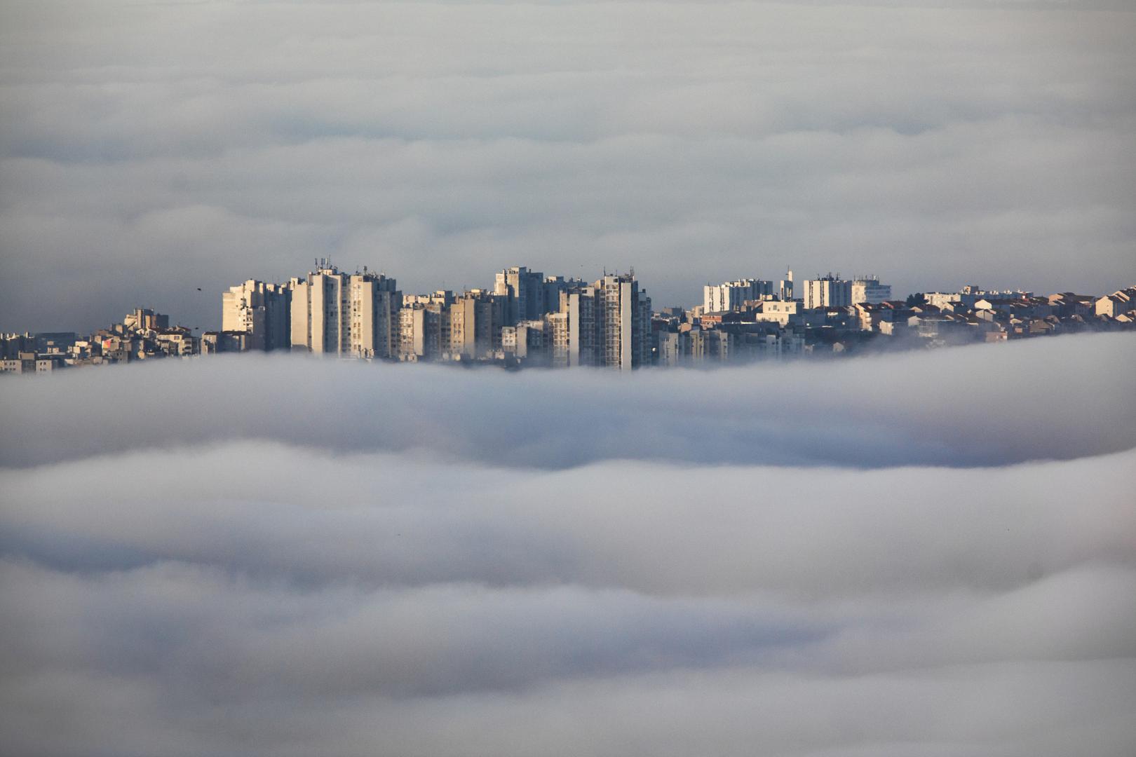 Gusta magla koja se nadvila nad grad drugi dan za redom stvorila je neprepoznatljive panorame Splita gdje su samo neke zgrade provirile iz oblaka.