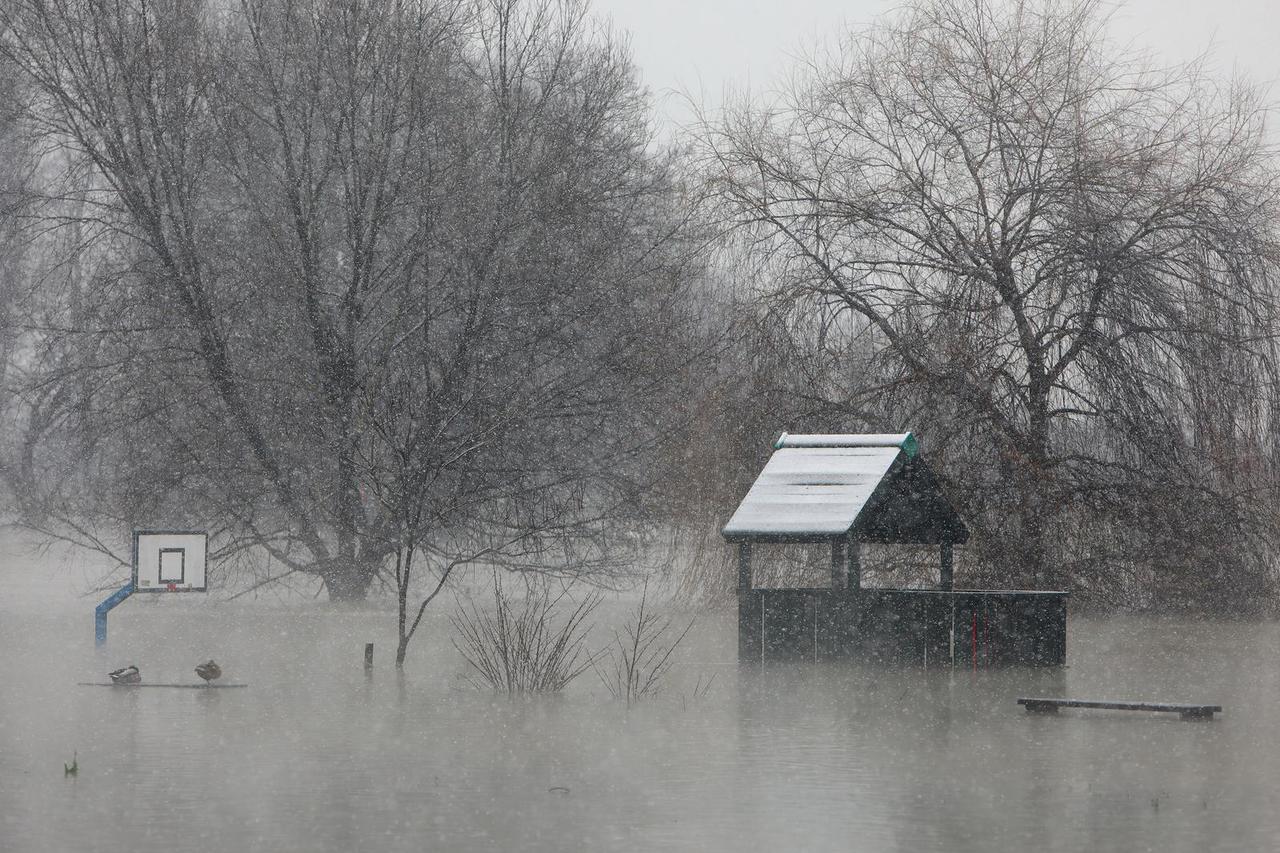 Karlovac: Zbog visokog vodostaja rijeke Korane na snazi su izvanredne mjere obrane od poplava