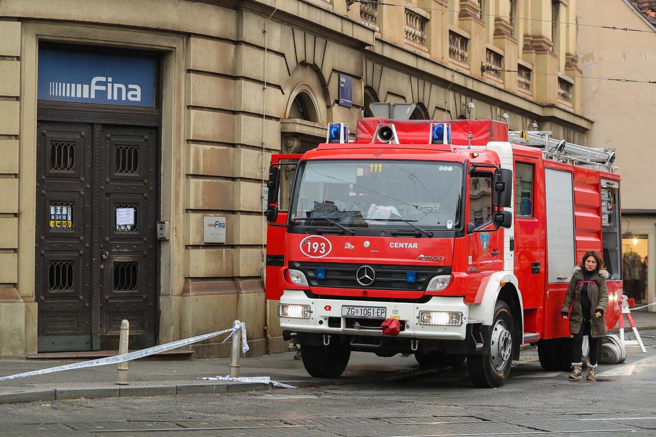 Zagreb: Vatrogasci saniraju požar koji je u noćnim satima buknuo na tavanu zgrade u centru grada