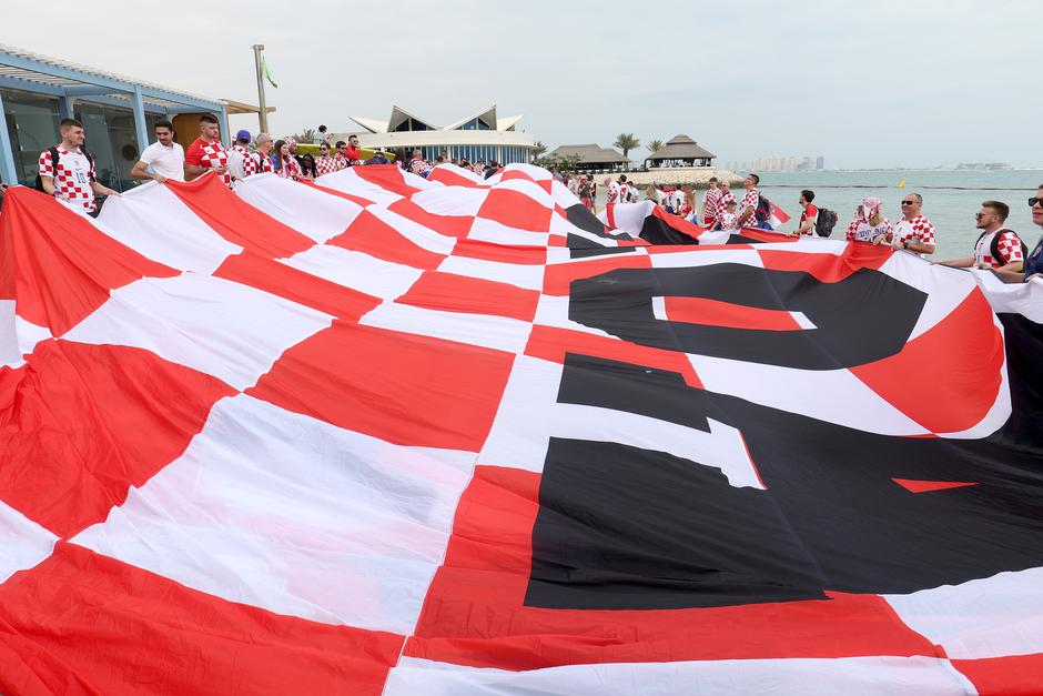 KATAR 2022 - Hrvatski navijači ponovno s divovskom zastavom na plaži ispred hotela Hilton Doha