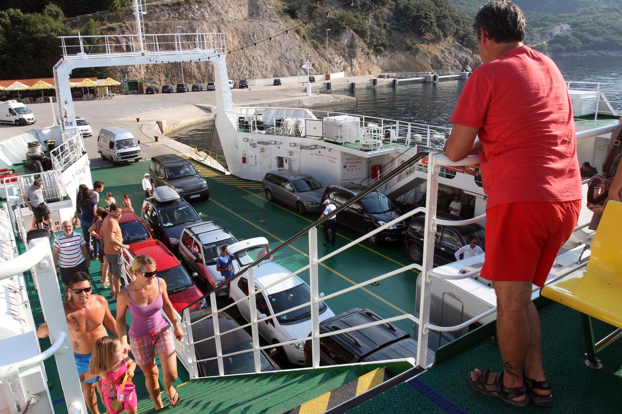 12.08.2015., Cres - Kolona vozila i turista u trajektnom pristanistu Merag i na Jadrolinijinom trajektu za otok Krk.  Photo: Goran Kovacic/PIXSELL