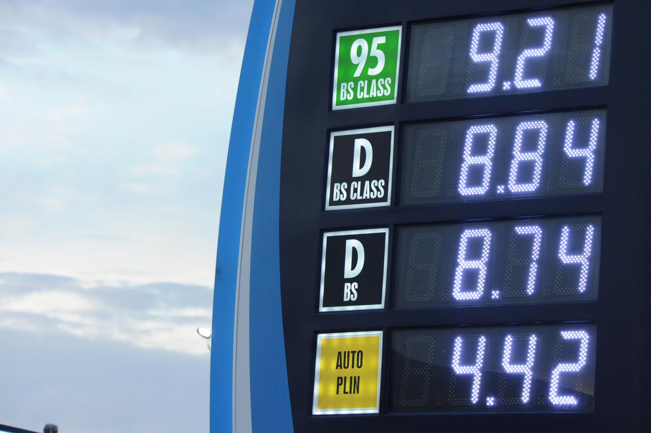 16.12.2014., Sibenik - Na benzinskim postajama sirom Hrvatske gradjane obradovale nove, nize cijene goriva